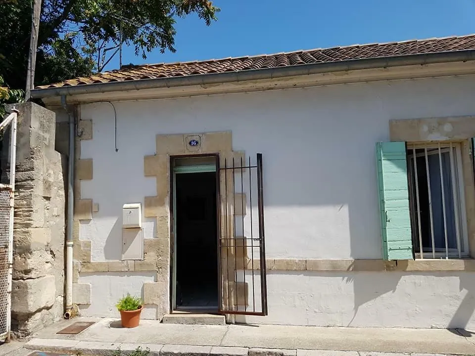 Jolie Petite Maison Idealement Situee Arles 0*,  France